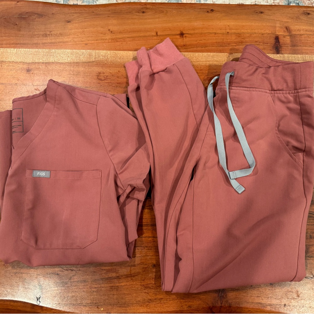 Figs Women's mauve nursing scrub set Zamora Jogger Pants Catarina top xxs xs